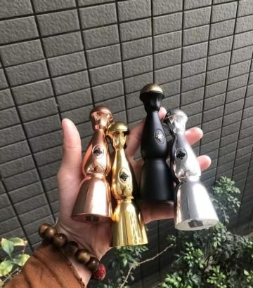 SOLARIS Humo AZUL Limited Edition je refillable vape, ki združuje 15.000 puhov, kompaktno velikost in edinstveno kombinacijo okusov. Ekskluzivna dvojna nikotinska formulacija 2%+5% zagotavlja stabilen in prijeten občutek vdihavanja, medtem ko ergonomična zasnova omogoča enostavno uporabo vsak dan. Idealen za uporabnike v Sloveniji, ki iščejo dolgotrajno, okusno in zanesljivo vape izkušnjo.
